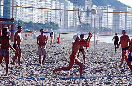  Esporte - homens jogando vôlei na Praia de Copacabana - Rio de Janeiro - RJ - Brasil
  - Rio de Janeiro - Rio de Janeiro - Brasil