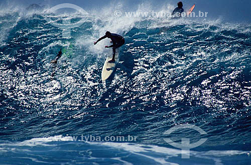  Surfistas pegando onda na praia de Pipeline  Havaí / Data: 1998 