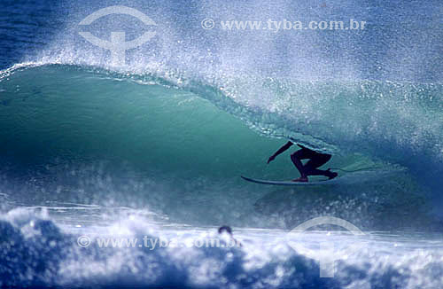  Surfista sob onda na praia do Moçambique Florianópolis  SC / Data: 2004 