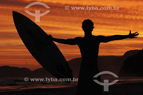  Silhueta de Surfista segurando prancha de surf com os braços abertos 