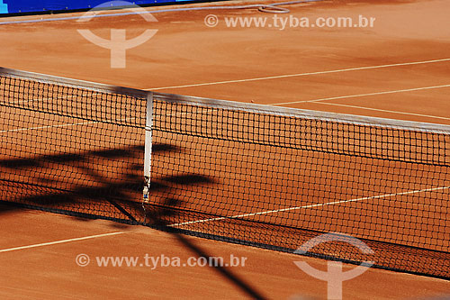 Rede de tênis em quadra de saibro 