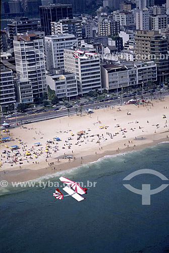  Ultraleve sobrevoando o mar com praia de Ipanema ao fundo - Rio de Janeiro - RJ - Brasil  - Rio de Janeiro - Rio de Janeiro - Brasil