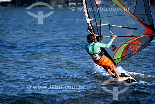  Homem praticando windsurf na Lagoa da Conceição - Florianópolis - Santa Catarina - Brasil - Setembro 2003  - Florianópolis - Santa Catarina - Brasil