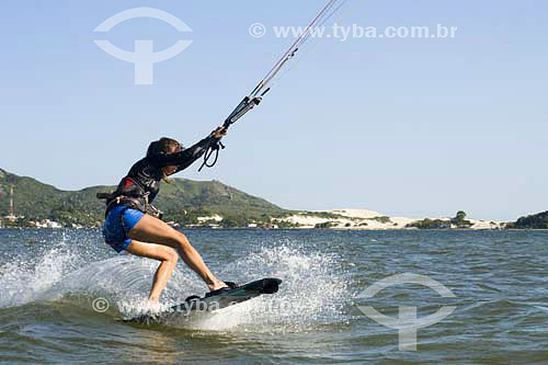  Mulher praticando kitesurf na Lagoa da Conceição - Florianópolis - SC - Brasil  - Florianópolis - Santa Catarina - Brasil