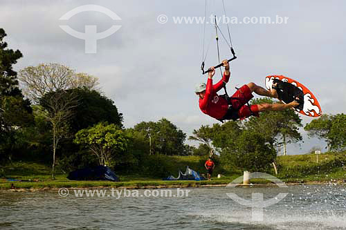  Homem praticando kitesurf na Lagoa da Conceição - Florianópolis - SC - Brasil  - Florianópolis - Santa Catarina - Brasil