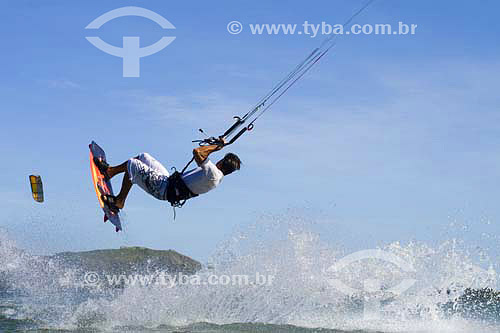  Homem praticando kitesurf na Lagoa da Conceição - Florianópolis - SC - Brasil  - Florianópolis - Santa Catarina - Brasil