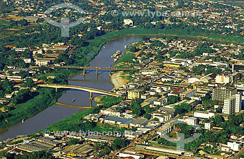  Imagem aérea do Rio Acre - cidade de Rio Branco - as duas pontes que ligam o centro comercial (à direita) ao outro lado da cidade - Acre / Data: junho de 2001 