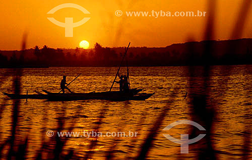  Silhueta de jangada com pescadores ao pôr-do-sol - Maceió - AL - Brasil  - Maceió - Alagoas - Brasil