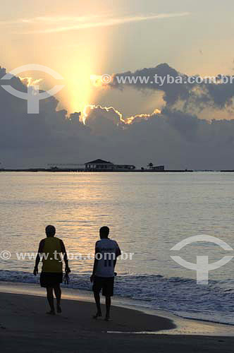  Dois homens caminhando ao amanhecer na Praia de Pajuçara - Maceió - Alagoas - Março de 2006  - Maceió - Alagoas - Brasil