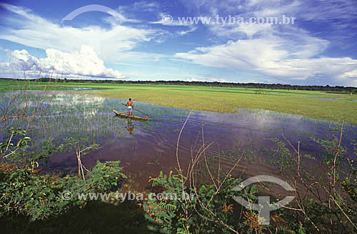  Pescador na Área de Proteção Ambiental do Rio Curiaú (APA) - remanescente de quilombo - Macapá - AP - agosto de 2000.  - Macapá - Amapá - Brasil