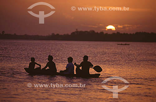  Canoas ao pôr-do-sol - Rio Amazonas - Macapá - AP - Brasil - fevereiro de 2001.  - Macapá - Amapá - Brasil
