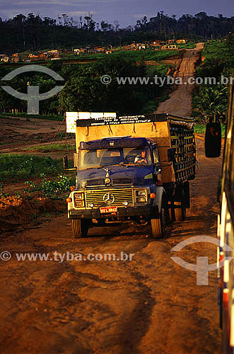  Caminhão na estrada que liga os municípios de Mazagão e Laranjal do Jari - Amapá - Brasil  - Mazagão - Amapá - Brasil