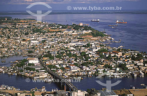  Vista aérea da cidade de Manaus mostrando a ponte Padre Antônio Plácido (sobre o igarapé dos Educandos), que liga o centro ao bairro de Educandos - ao fundo, navios no Rio Negro - Amazonas - julho de 2001  - Manaus - Amazonas - Brasil