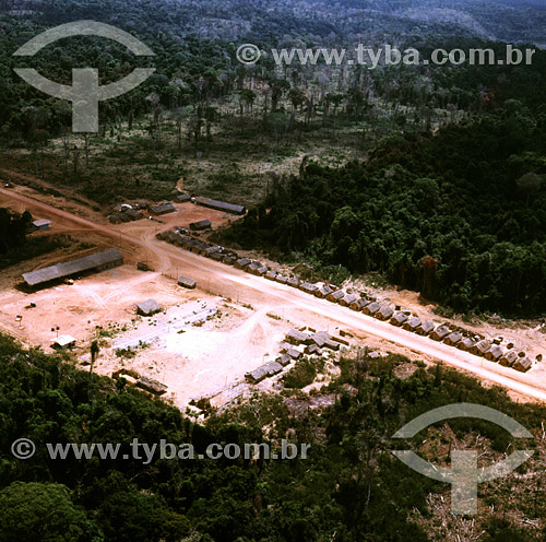  Casas e clareira em frente de trabalho da construção da Rodovia Transamazônica - AM - Brasil
Data: 1971 