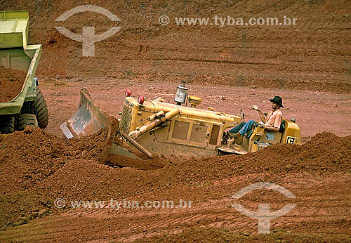  Operário utilizando um trator durante a construção da rodovia Transamazônica - Amazonas - Brasil  - Amazonas - Brasil
