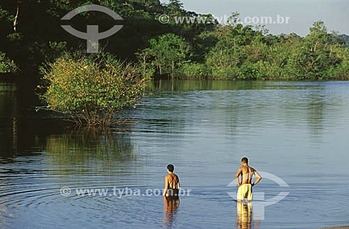  Ecoturistas na Amazônia, tomando banho num braço do rio Tarumã, no hotel de selva Ecopark
Manaus - AM (agosto de 2001)  - Manaus - Amazonas - Brasil