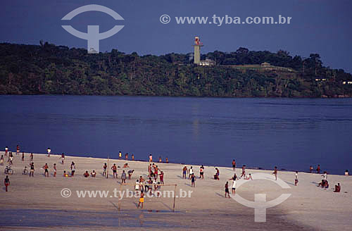  Pessoas na praia em São Gabriel da Cachoeira com Torre do Projeto SIVAM - Sistema de Vigilância da Amazônia ao fundo - Alto Rio Negro - AM - Brasil  - São Gabriel da Cachoeira - Amazonas - Brasil
