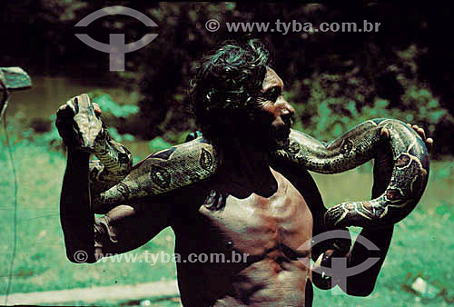  Homem com uma cobra nos ombros - AM - Brasil  - Amazonas - Brasil