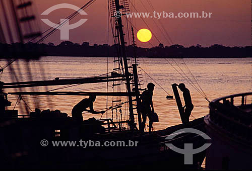  Silhueta de homens num barco ao pôr-do-sol - AM - Amazônia - Brasil  - Amazonas - Brasil