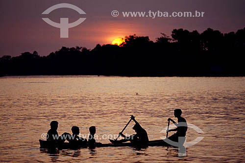  Silhueta de crianças remando numa canoa ao pôr-do-sol - Rio Amazonas - AM - Brasil  - Amazonas - Brasil