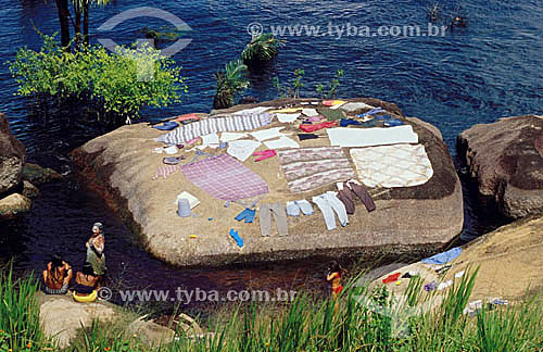  Assunto:  Mulheres secando a roupa lavada sobre uma pedra à beira-rio / Local: São Gabriel da Cachoeira - Rio Negro / Data: 2004 