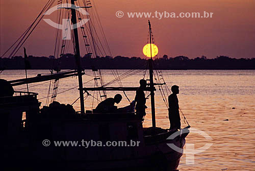  Silhueta de homens num barco ao pôr-do-sol - AM - Amazônia - Brasil  - Amazonas - Brasil