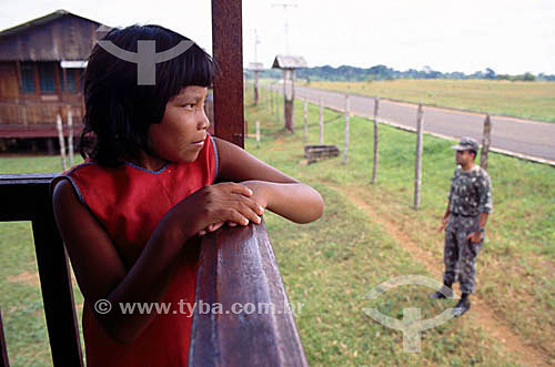 Habitantes da Amazônia - Criança indígena em um quartel do Exército na Amazônia - Brasil 