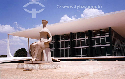  Assunto: Supremo Tribunal Federal (sede do Poder Judiciário) com a estátua 