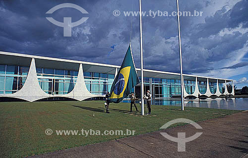  Guardas hasteando bandeira brasileira no Palácio Alvorada, Brasília - DF  - Brasília - Distrito Federal - Brasil