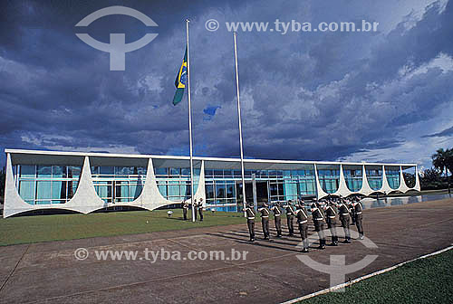  Guardas hasteando bandeira brasileira no Palácio Alvorada, Brasília - DF  - Brasília - Distrito Federal - Brasil