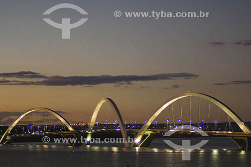  Ponte JK sobre o lago Paranoá - a ponte foi inaugurada em 15 de dezembro de 2002, possui três vãos de 240m, e é obra do arquiteto Alexandre Chan - Brasília - DF - Brasil   Brasília é Patrimônio Mundial pela UNESCO desde 11-12-1987.  - Brasília - Distrito Federal - Brasil