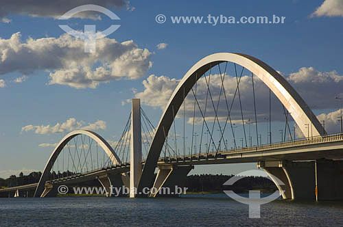  Ponte JK sobre o lago Paranoá - a ponte foi inaugurada em 15 de dezembro de 2002, possui três vãos de 240m, e é obra do arquiteto Alexandre Chan - Brasília - DF - Brasil   Brasília é Patrimônio Mundial pela UNESCO desde 11-12-1987.  - Brasília - Distrito Federal - Brasil