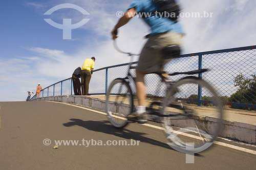  Ciclista - Parque da cidade em Brasilia - DF - Brasil - agosto 2005  - Brasília - Distrito Federal - Brasil