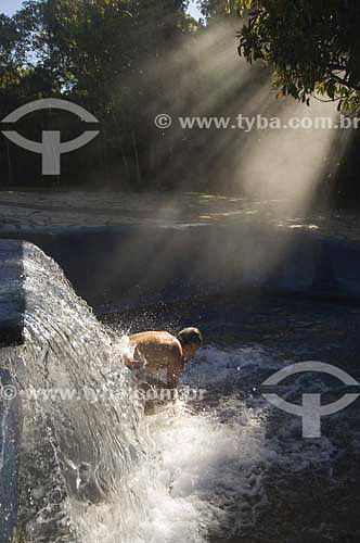  Homem toma banho em cascata no Parque Nacional de Brasilia - DF, conhecido como Água Mineral - Brasília - DF - Brasil - agosto 2005  - Brasília - Distrito Federal - Brasil