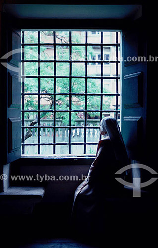  Freira sentada olhando através de janela com grades - Salvador - BA - Brasil  - Salvador - Bahia - Brasil