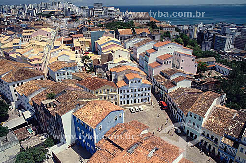  Vista aérea do centro histórico do Pelourinho com a Fundação Casa de Jorge Amado no Largo do Pelourinho no centro da foto, os prédios modernos ao fundo e a Baía de Todos os Santos à direita - Salvador  - BA - Brasil 

  A cidade é Patrimônio Mundial pela UNESCO desde 06-12-1985.
Data: 2008 