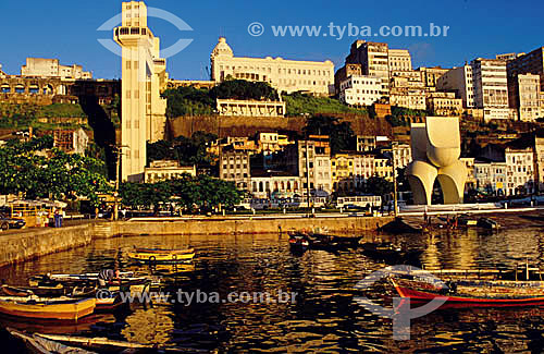  Vista do centro histórico de Salvador   com barcos em primeiro plano, o Elevador Lacerda ao fundo e a escultura 