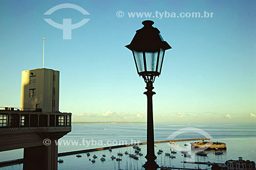  Poste de iluminação pública em primeiro plano com o Elevador Lacerda à esquerda e o Forte São Marcelo (1) com barcos em volta na  Baía de Todos os Santos ao fundo - Salvador (2)- Bahia - Brasil

(1) O forte é Patrimônio Histórico Nacional desde 24-05-1938.

(2) A cidade é Patrimônio Mundial pela UNESCO desde 06-12-1985.  - Salvador - Bahia - Brasil