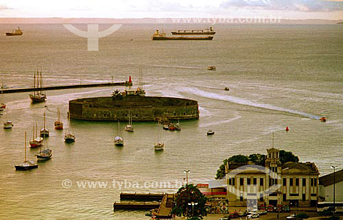  Forte São Marcelo (1) na Baía de Todos os Santos com barcos ao redor e o Mercado Modelo abaixo à direita - Salvador (2) - BA - Brasil

(1) O forte é Patrimônio Histórico Nacional desde 24-05-1938.

(2) A cidade é Patrimônio Mundial pela UNESCO desde 06-12-1985.  - Salvador - Bahia - Brasil