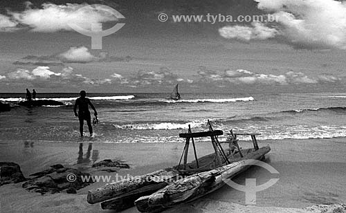  Pescador segurando peixes com jangadas na praia de Itapoa - Salvador - Bahia - Brasil

  - Salvador - Bahia - Brasil