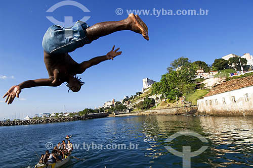  Homem pulando na água na Baía de Todos os Santos - Salvador - BA - Brasil  - Salvador - Bahia - Brasil