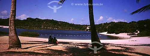  Pessoas à sombra dos coqueiros da Lagoa de Abaeté - Salvador - Bahia - Brasil  - Salvador - Bahia - Brasil