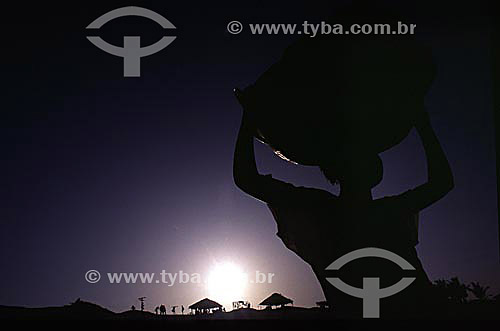  Silhueta de mulher lavadeira com bacia de roupas na cabeça e crianças ao fundo na  Lagoa de Abaeté - Salvador - Bahia - Brasil  - Salvador - Bahia - Brasil