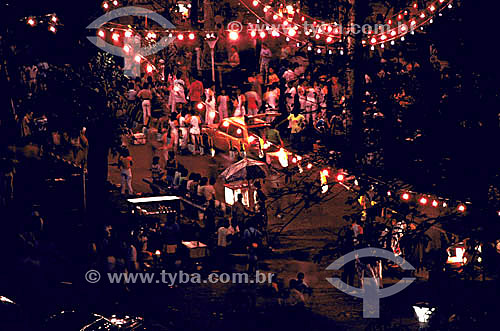  Pessoas nas ruas iluminadas por lâmpadas em noite de festa em Salvador - Bahia - Brasil / 1996  - Salvador - Bahia - Brasil