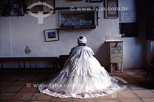  Baiana habitualmente devota ao candomblé, rezando em interior de igreja católica - Salvador - BA - Brasil  - Salvador - Bahia - Brasil