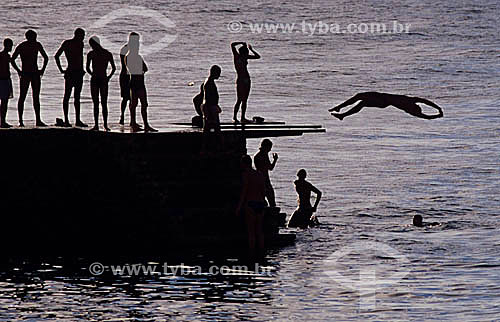  Silhueta de jovens no pier mergulhando no mar de Salvador - BA - Brasil  - Salvador - Bahia - Brasil