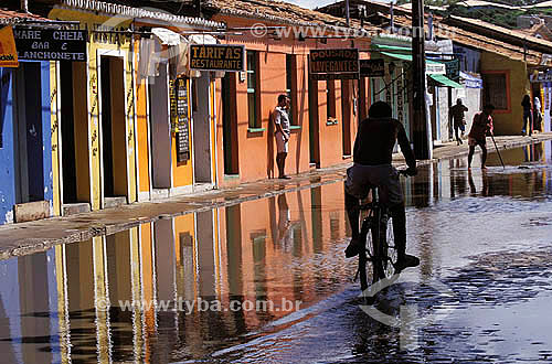  Casas coloridas no centro histórico de Porto Seguro  com a rua alagada pela água da chuva e homem passando de bicicleta - litoral sul da Bahia - Brasil - março 2006  - Porto Seguro - Bahia - Brasil