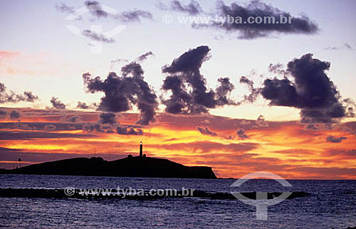  Silhueta do Farol na Ilha de Santa Bárbara ao pôr-do-sol - Arquipélago de Abrolhos  - Costa das Baleias - BA - Brasil

  O Parque Nacional Marinho de Abrolhos foi criado em 6 de abril de 1983.  - Caravelas - Bahia - Brasil