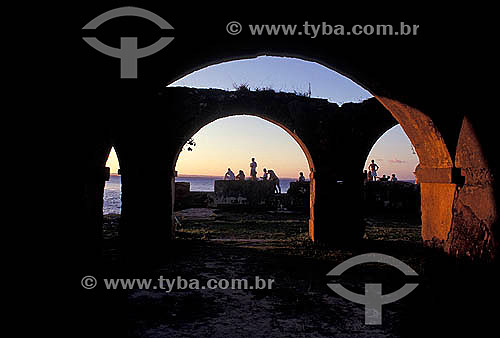  Pessoas nas ruínas (arcos) do Forte - Morro de São Paulo - Bahia - Brasil  - Cairu - Bahia - Brasil