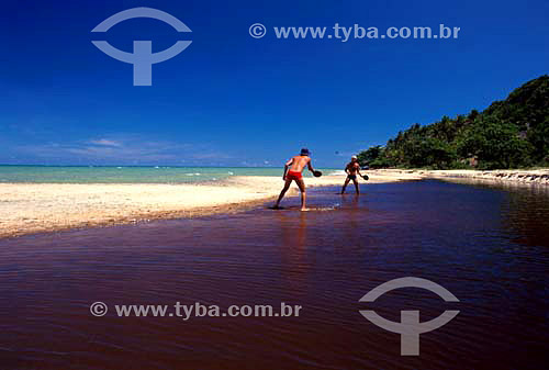  Homens jogando fescobol - Lagoa do Satu - Caraíva - Bahia - Brasil  - Porto Seguro - Bahia - Brasil